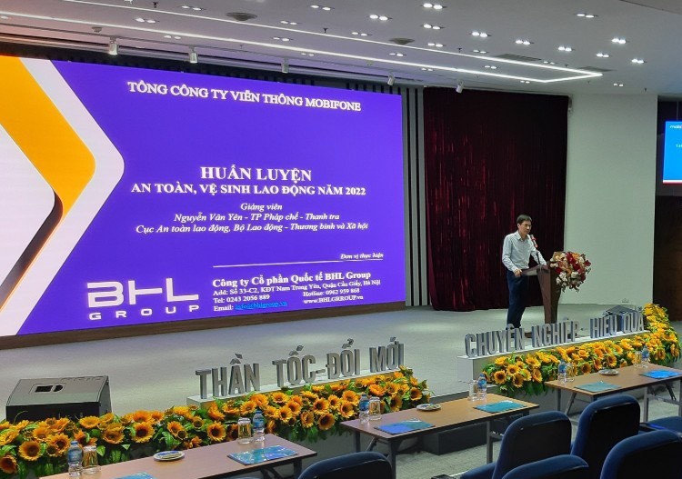 huấn luyện an toàn lao động nhóm 3 tại công ty Mobifone