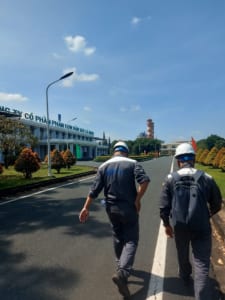 Kiểm định viên Công ty BHL Group tại Nhà máy Đạm Cà Mau thực hiện kiểm định kỹ thuật an toàn