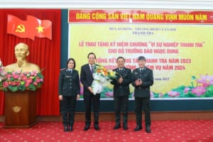 Thanh tra Bộ tặng hoa chúc mừng từ Bộ trưởng